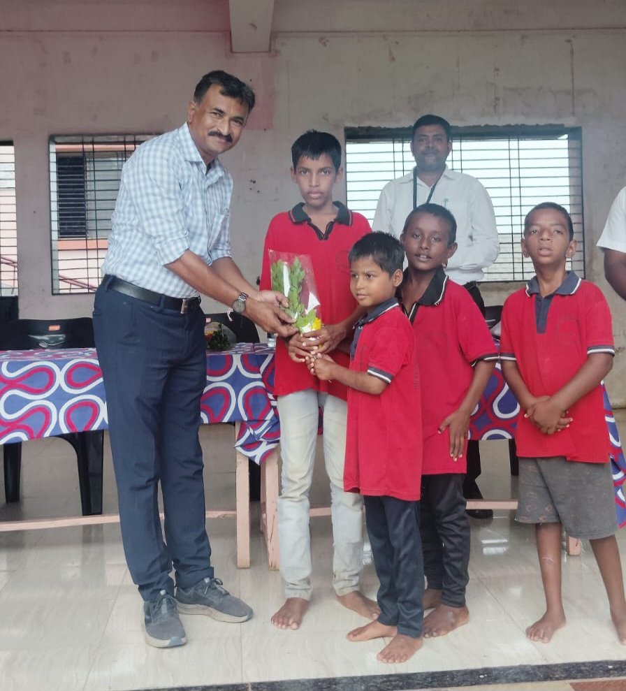 “जादुई क्षण: दिव्यांग विद्यार्थ्यांनी साजरा केला विशेष वाढदिवस आणि दिला अनमोल अनुभव!”