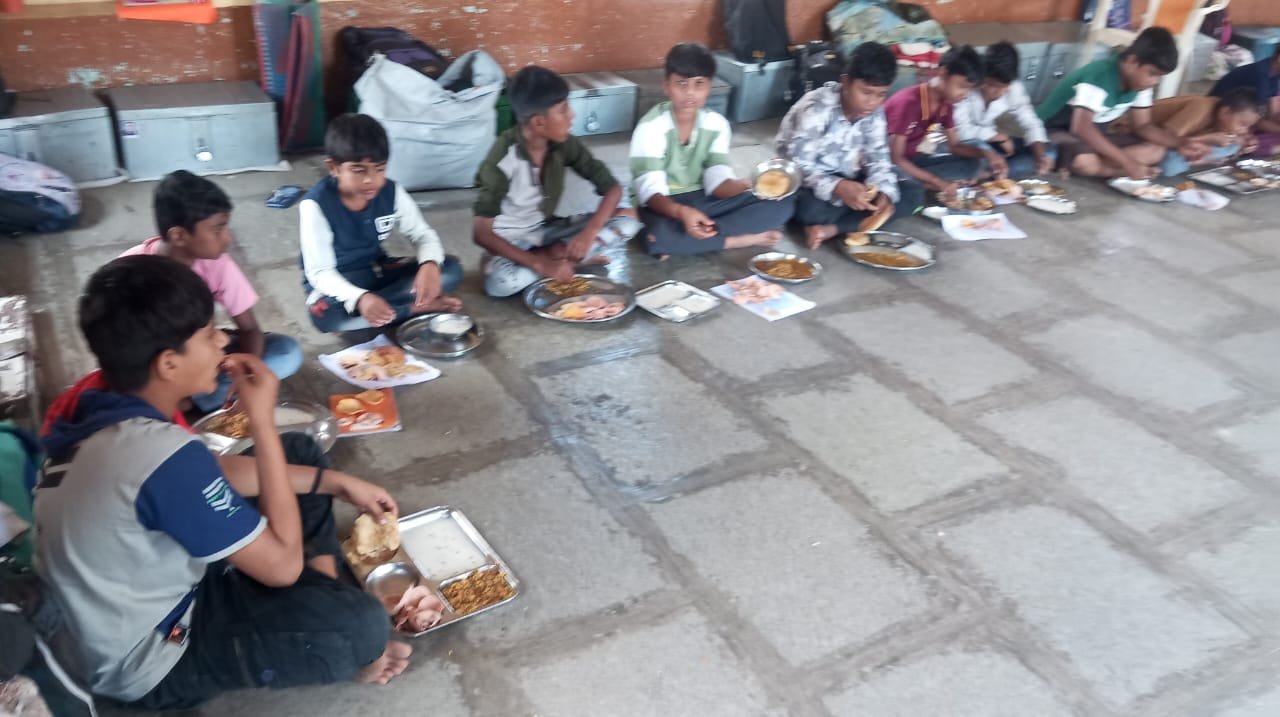 माजी विद्यार्थ्यांचा स्तुत्त्य उपक्रम: मागास वसतिगृहातील मुलांचा ‘दसरा’ साजरा झाला गोड