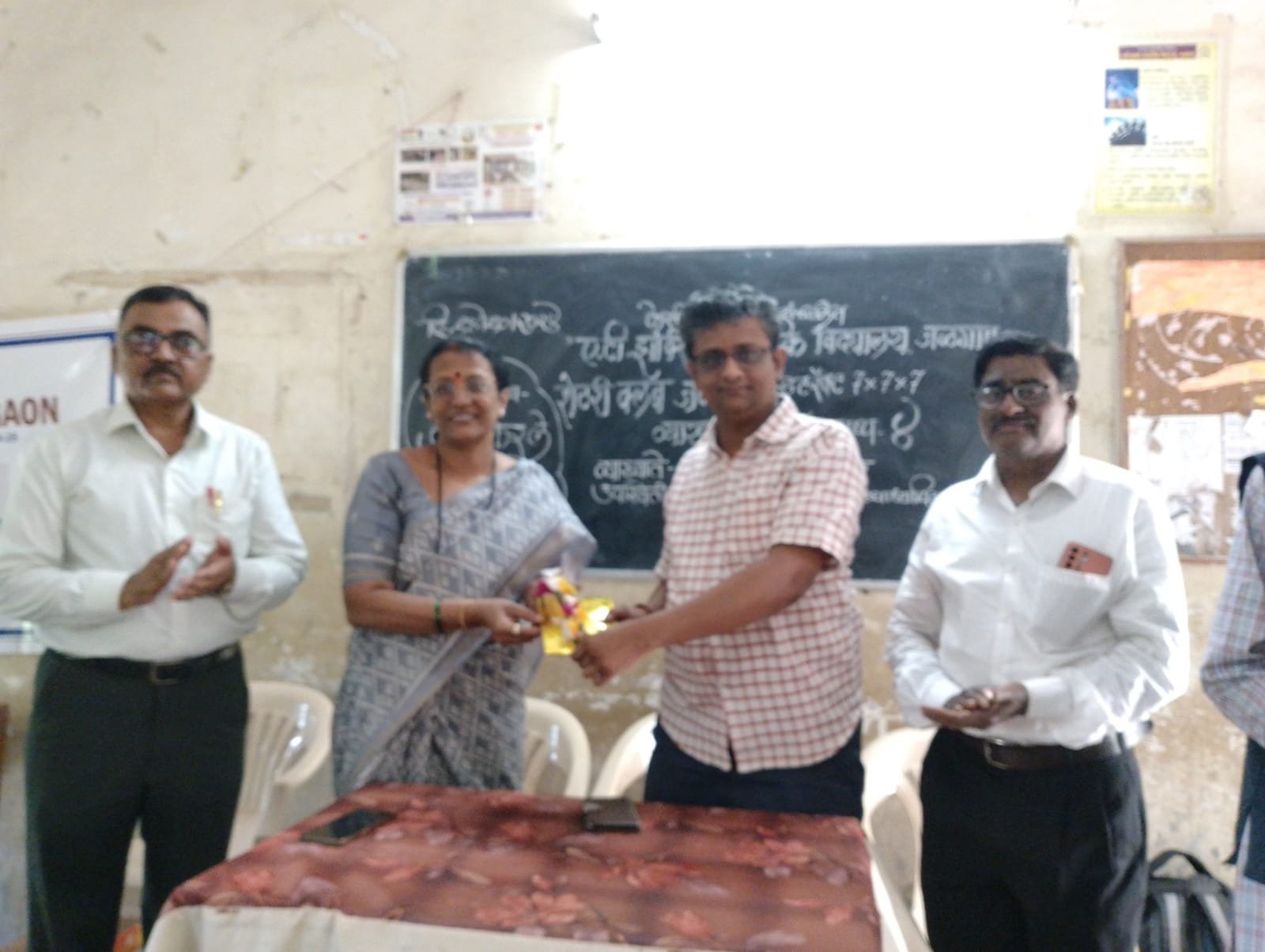 ए टी झांबरे माध्यमिक विद्यालयात “दुनिया मेरी मुठ्ठी मे” विषयावर व्याख्यान