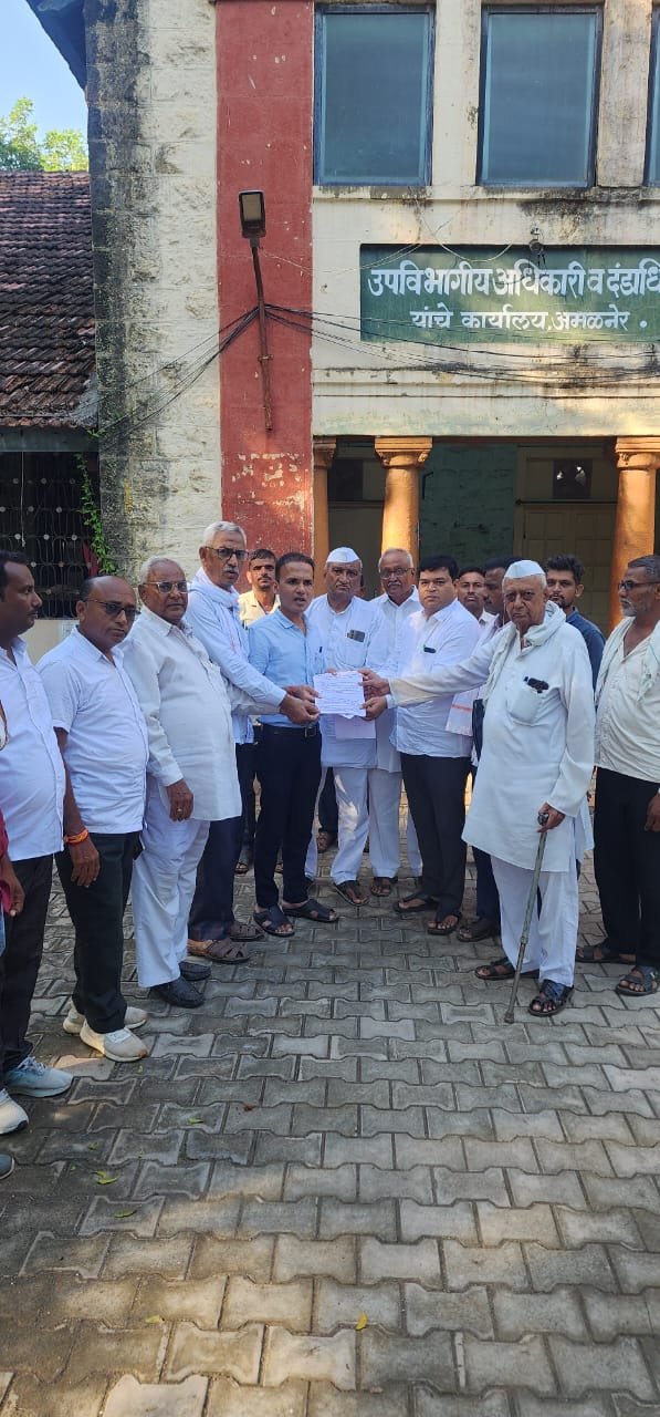 कापूस व सोयाबीन अनुदानात ई-पीक पेरा न केलेल्या पण उताऱ्यावर पिकांची नोंद असलेल्या शेतकऱ्यांना अनुदान द्या व त्वरित अतिवृष्टीचे पंचनामे झाले असूनही भरपाई नाही, राष्ट्रीय किसान काँग्रेस कमिटीचे तहसीलदार यांना निवेदन