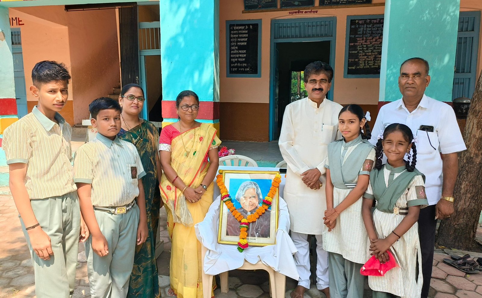 सार्वजनिक विद्यालयात भारतरत्न डॉ.ए.पी.जे अब्दुल कलाम यांना जयंतीनिमित्त अभिवादन