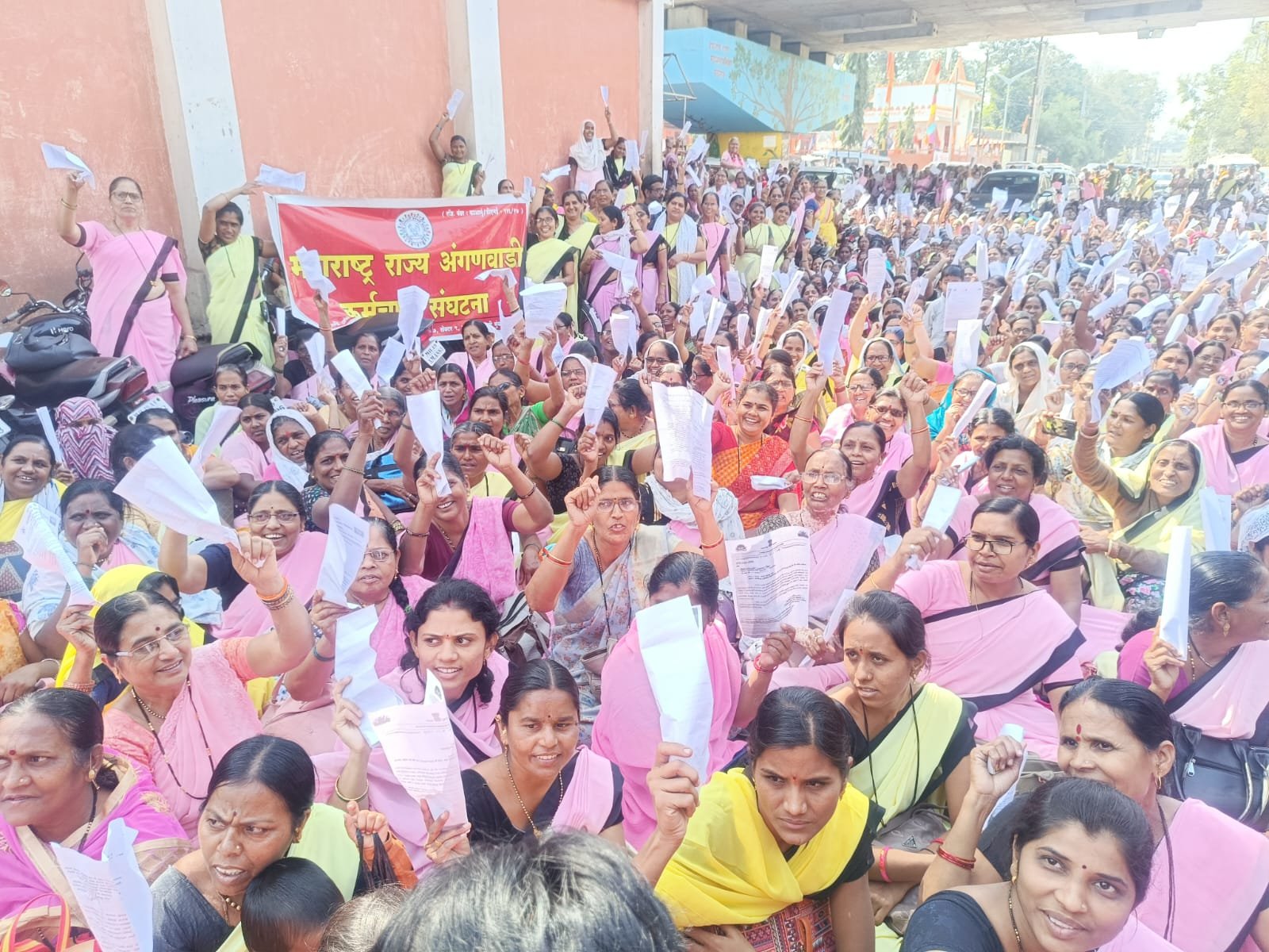 प्रोत्साहन भत्त्यासाठी अंगणवाडी सेविका- मदतनीसची परीक्षा ८० टक्क्यांपेक्षा कमी गुण मिळाल्यास प्रोत्साहन भत्ता नाही….*,  *प्रोत्साहन भत्ता सरसकट देण्याची संघटनेची मागणी.*