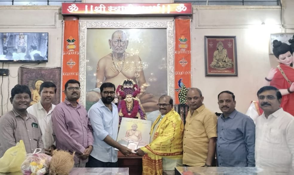 *स्वामी समर्थांच्या दरबारात डिजिटल मिडियाची कृतज्ञता!*  *राजा मानेंचा मंदिर समिती, अन्नछत्र, अक्कलकोट तालुका डिजिटल मिडियाने केला सत्कार*