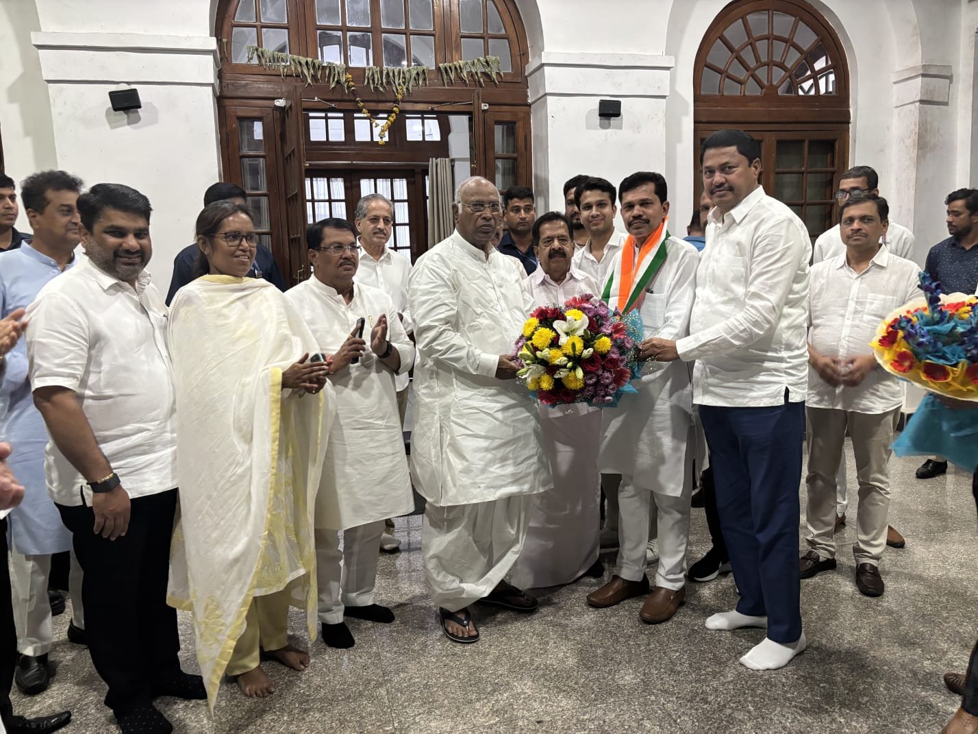 समाजवादी गणराज्य पक्षाचे अध्यक्ष कपिल पाटील यांचा काँग्रेस प्रवेश  (मुंबई राजकीय विश्लेषक उदय नरे यांचे विशेष वृत्त)