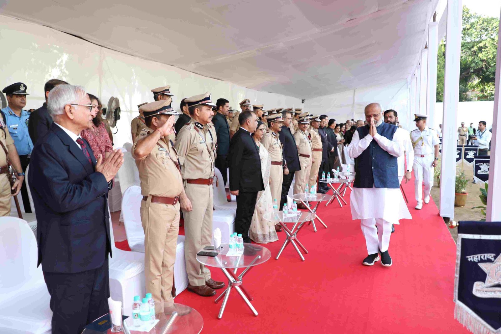 पोलीस स्मृतिदिनानिमित्त राज्यपाल, मुख्यमंत्री यांचे पोलीस हुतात्म्यांना अभिवादन