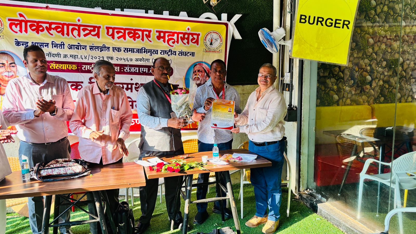 लोकस्वातंत्र्य पत्रकार महासंघाची मुंबई-कोकण सभा संपन्न  देशातील शहिद जवान, महिला,आत्महत्त्याग्रस्त शेतकरी,व आपत्ती बळींना श्रध्दांजली…संघटनेला सशक्त करण्याचे आवाहन  पदाधिकारी नियुक्तीपत्र व सभासद ओळखपत्रांचे वितरण