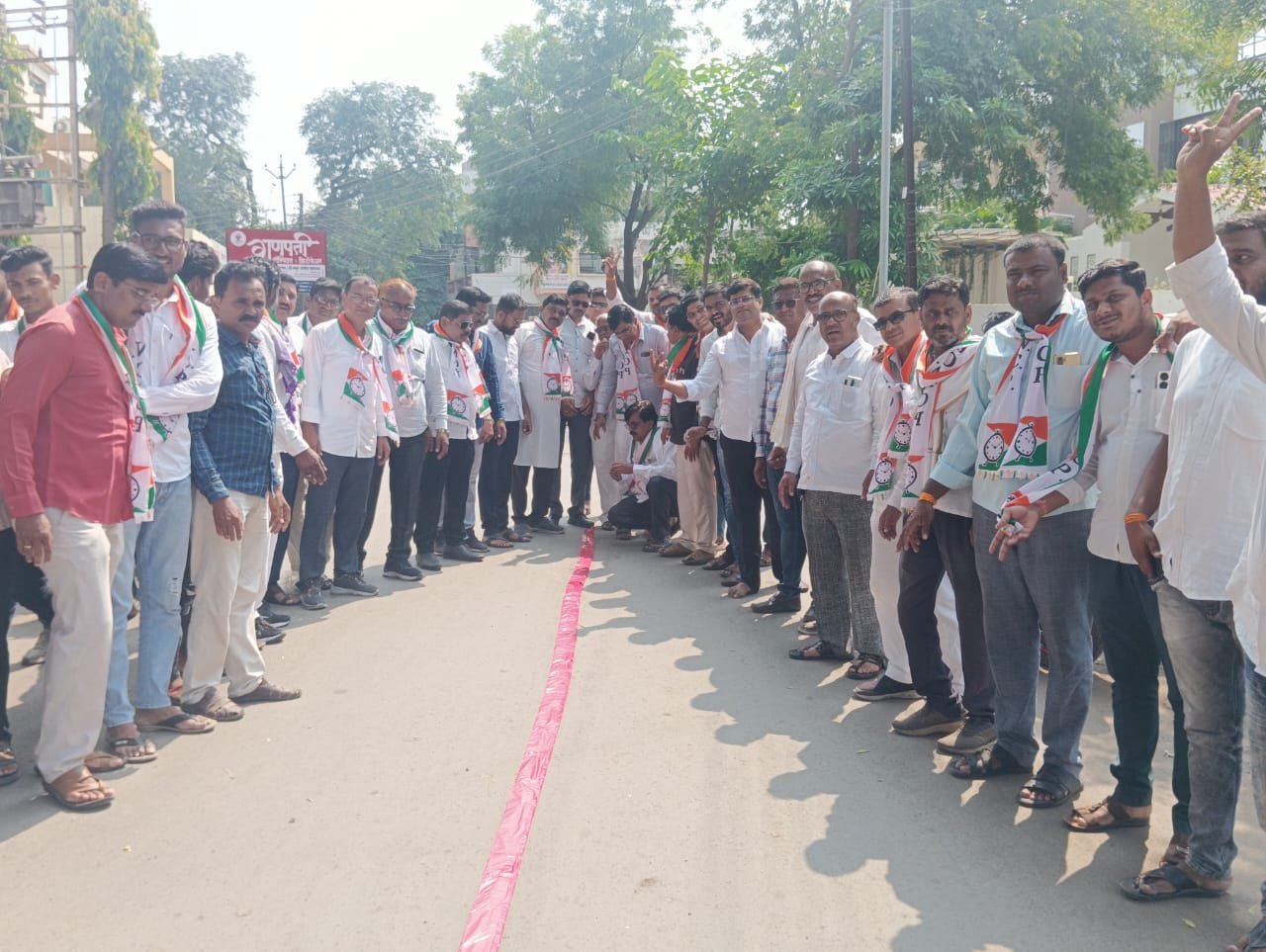 अमळनेर मतदारसंघात महायुती तर्फे अनिल भाईदास पाटील उमेदवार  राष्ट्रवादी पक्षातर्फे नाव जाहीर झाल्याने महायुती कार्यकर्त्यांचा फटाके फोडून जल्लोष,उदया नामांकन दाखल करणार