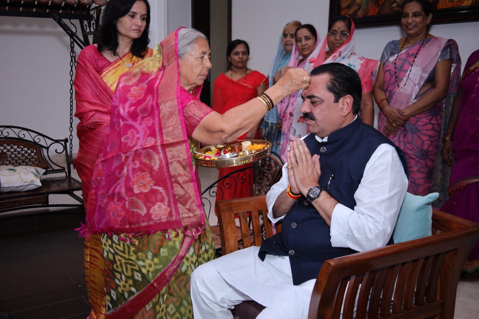 मातोश्रींचे आशीर्वाद घेऊन जोरदार शक्तीप्रदर्शन करत मंत्री अनिल पाटलांनी भरला उमेदवारी अर्ज, श्री मंगळग्रह मंदिरापासून निघालेल्या महा रॅली ने वेधले लक्ष