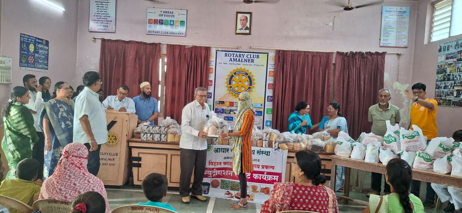 रोटरी क्लब आणि आधार संस्था अमळनेर एच.आय. व्ही.सह जगणाऱ्या मुला मुलींना दीपावली निमीत्त फराळ वाटप