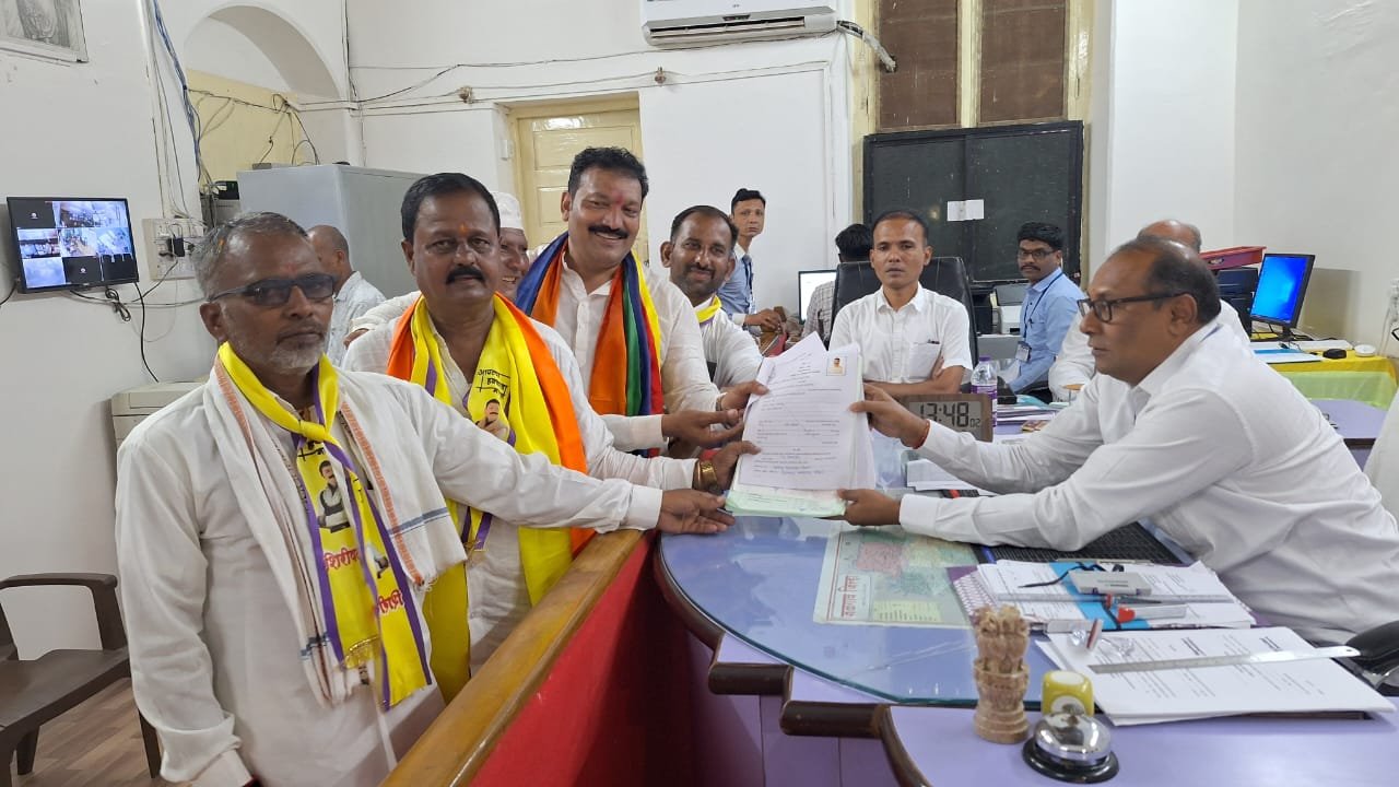 मा. आमदार शिरीष चौधरी यांचा अपक्ष उमेदवार म्हणून उमेदवारी अर्ज दाखल, उमेदवारी अर्ज सादर करतांना तालुक्यातील मित्रपरिवारांची मोठी गर्दी