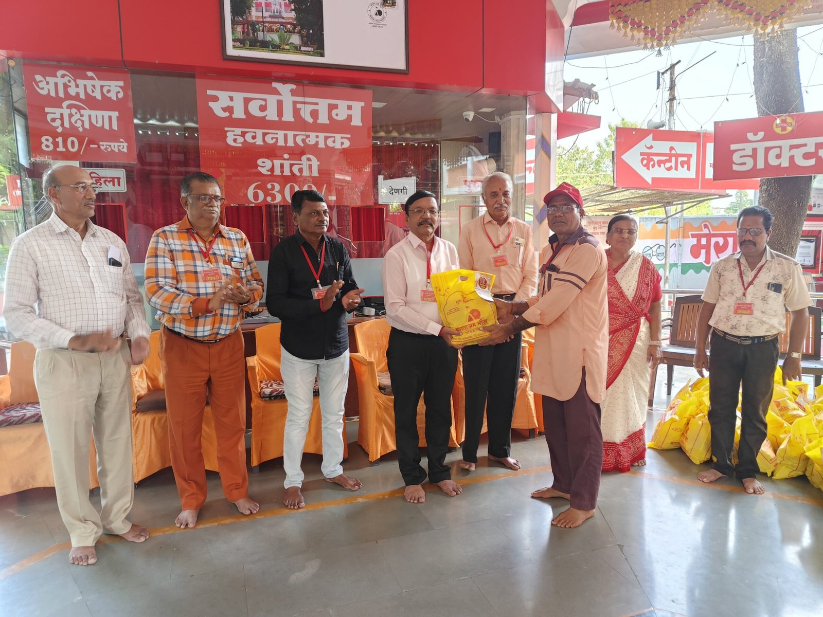 श्री मंगळग्रह मंदिरातील सेवेकरांना दिवाळी फराळ वाटप