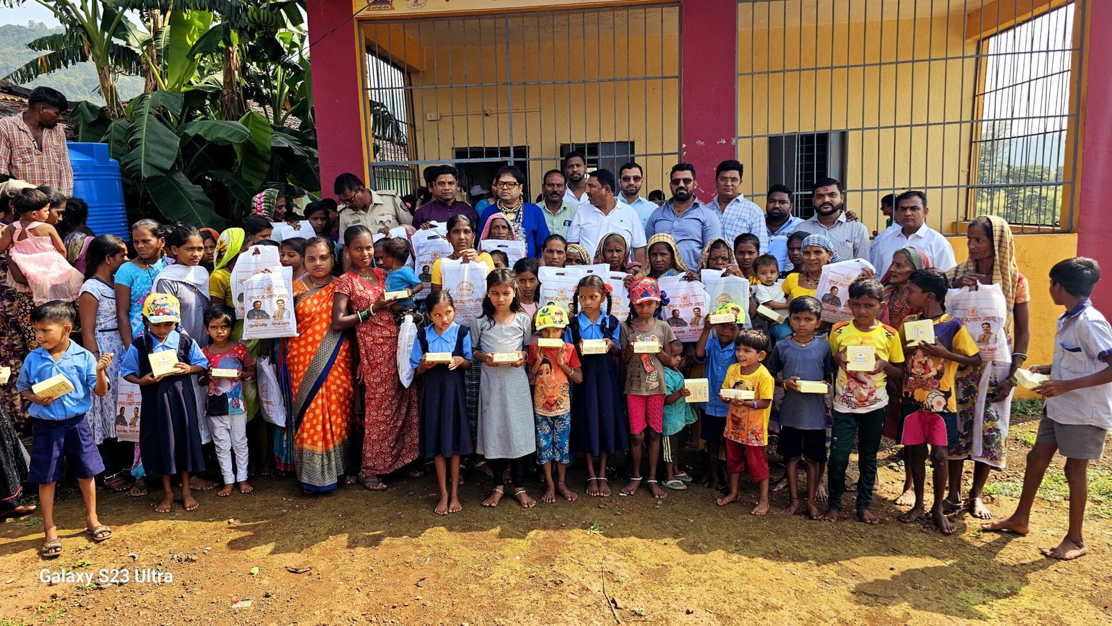 मानवसेवा हीच खरी ईश्वरसेवा या संकल्पनेतून डॉ.सोन्याभाऊ पाटील यांचा कडून आदिवासी भागात साडी व फराळ वाटप करून दिवाळी ;भाऊबीज साजरी