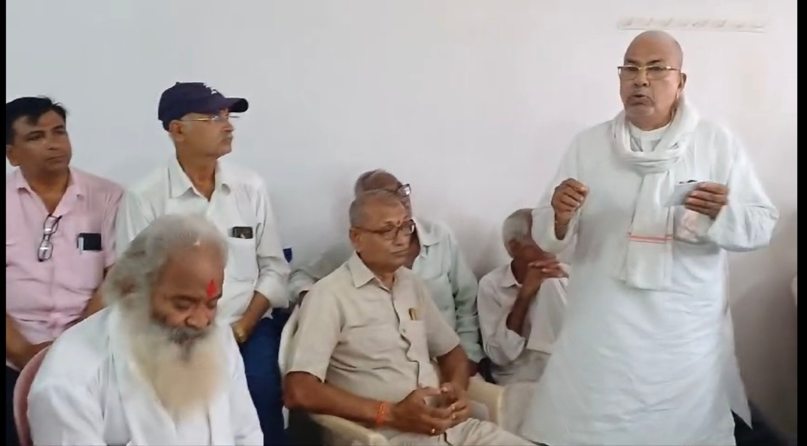 डॉक्टरांचा गोड स्वभाव आणि सहानुभूतीही रुग्णांना मानसिक आधार देते- ज्येष्ठ पत्रकार जी.टी टाक , घटस्थापने च्या शुभमुहूर्तावर’ गुरुकृपा क्लिनिक’ चे कळमसरे येथे उद्घाटन