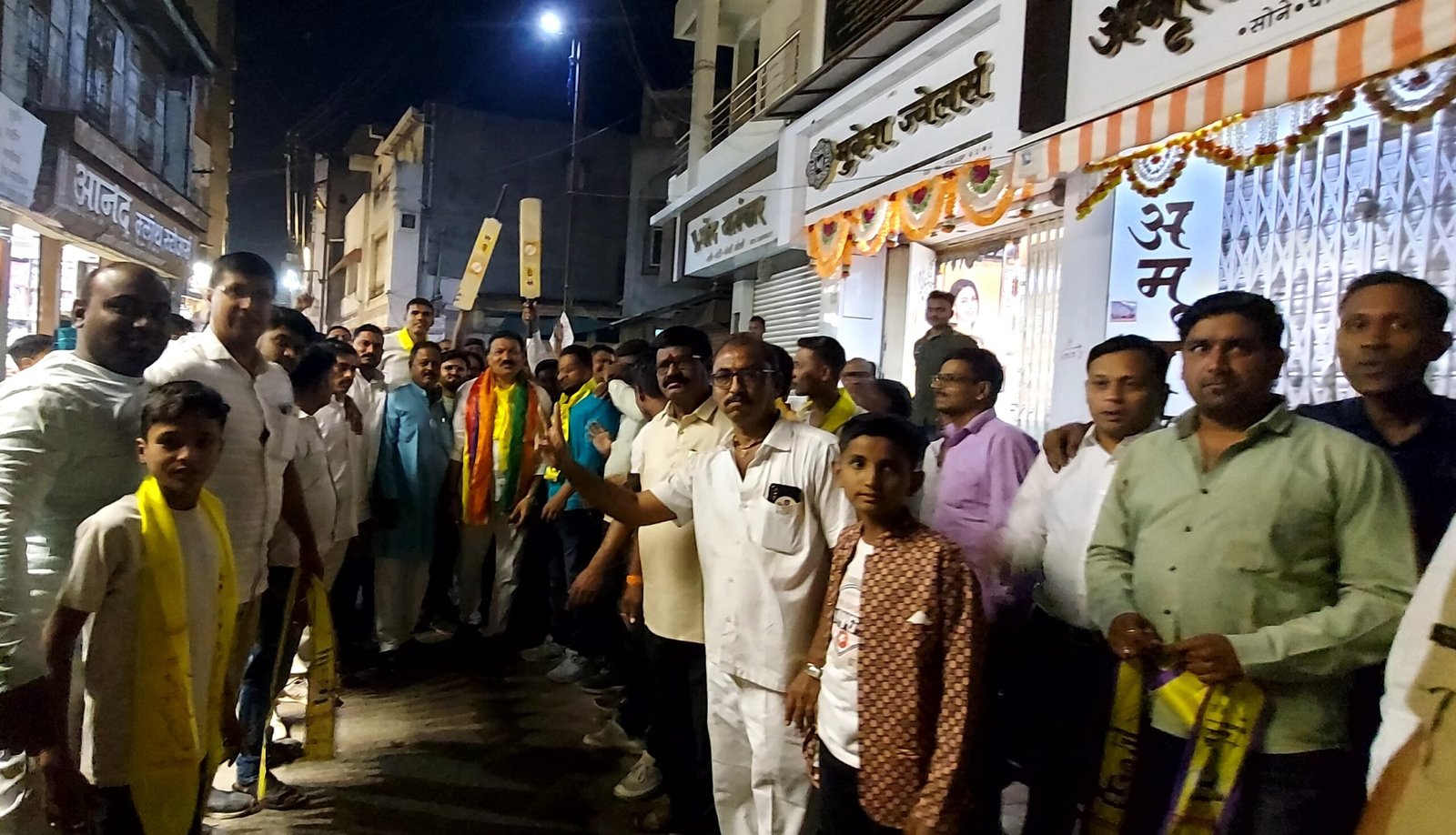 अमळनेर विधानसभा निवडणूकीचे अपक्ष उमेदवार शिरीषदादा चौधरी यांचा पानखिडकी येथे नागरिकांनी जल्लोष करीत केले स्वागत…