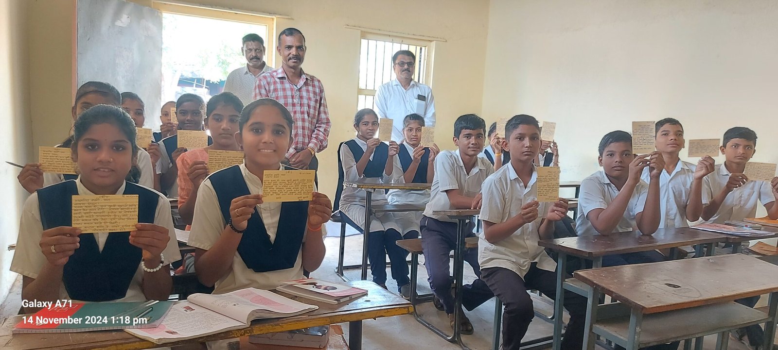 विद्यार्थ्यांनी आई-वडिलांना पत्राद्वारे केली मतदानाची याचना,देवगाव देवळी येथील महात्मा फुले हायस्कूलचा उपक्रम