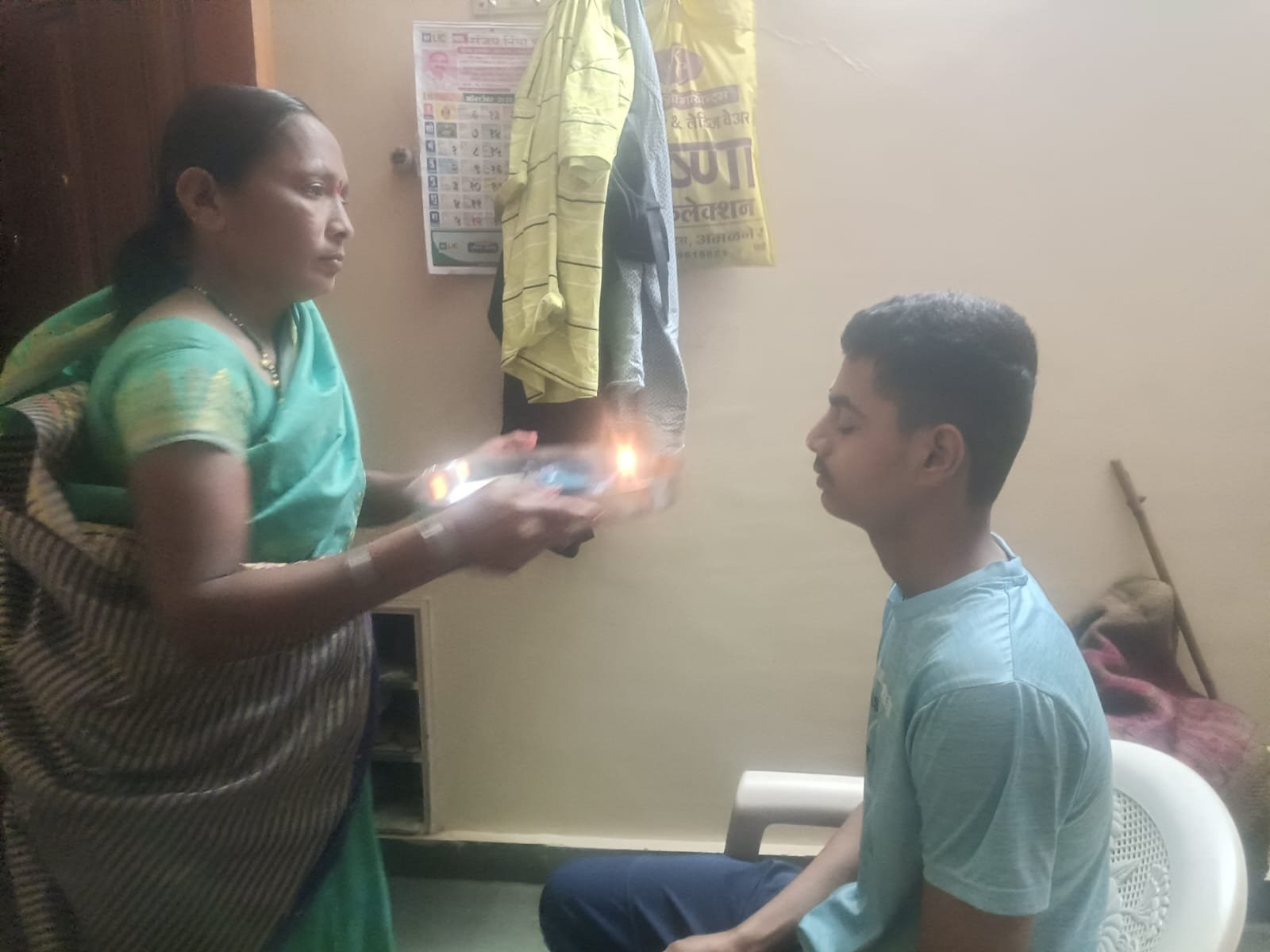 धोबीण ताईकडून पाडव्याला दिवा उतरविण्याची प्रथा: परंपरेचा सन्मान  अभियंता प्रमोद चौधरी यांनी धोबीण ताईला दिल्या शुभेच्छा..