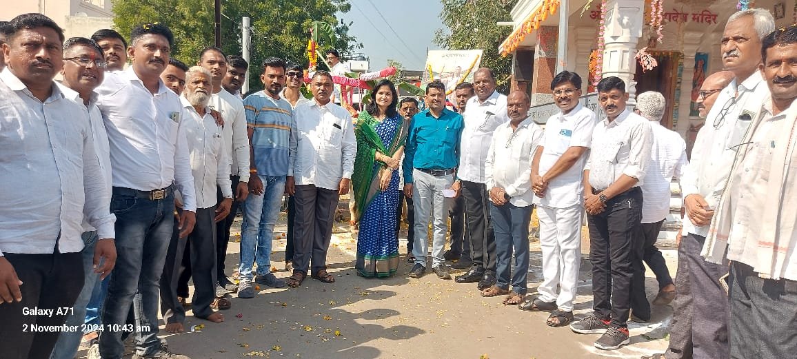 बळीराजा लोकोत्सव समितीच्या वतीने अमळनेरला महात्मा बळीराजाची व सजवलेल्या नांगराची बैलगाडीवरून सवाद्य मिरवणूक..