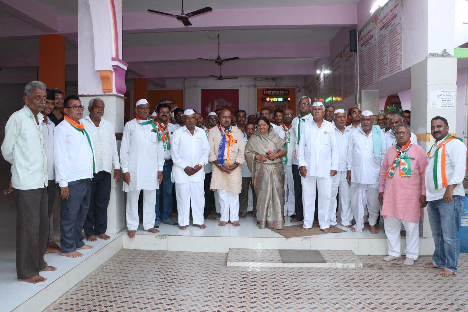 अमळनेर विधानसभा मतदार संघातील शिरूड, कावपिंप्री, इंदापिंप्री, सुमठाणे, इधवे, जिराळी, पिंपळकोठा या गावाचे मतदारांशी संवाद साधत महाविकास आघाडीचे उमेदवार तथा काँग्रेसचे डॉ अनिल शिंदे व पदाधिकाऱ्यांचा प्रचार दौरा