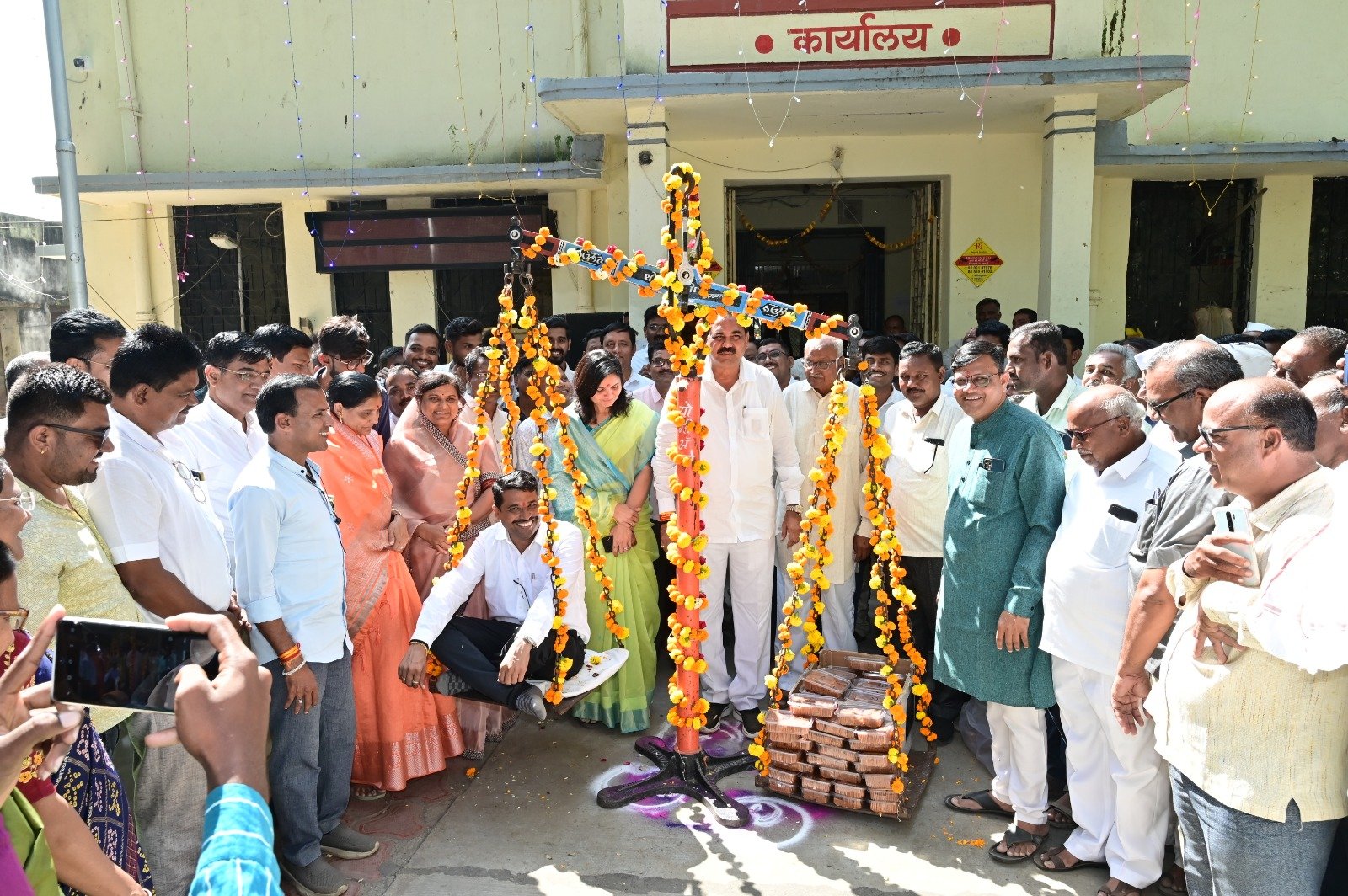कृषी उत्पन्न बाजार समितीच्या बाजार समितीच्या सभापतीची सामाजिक बांधिलकी  शेतकरी व हमाल मापाडी गुमास्ता यांना मिठाईचे वाटप