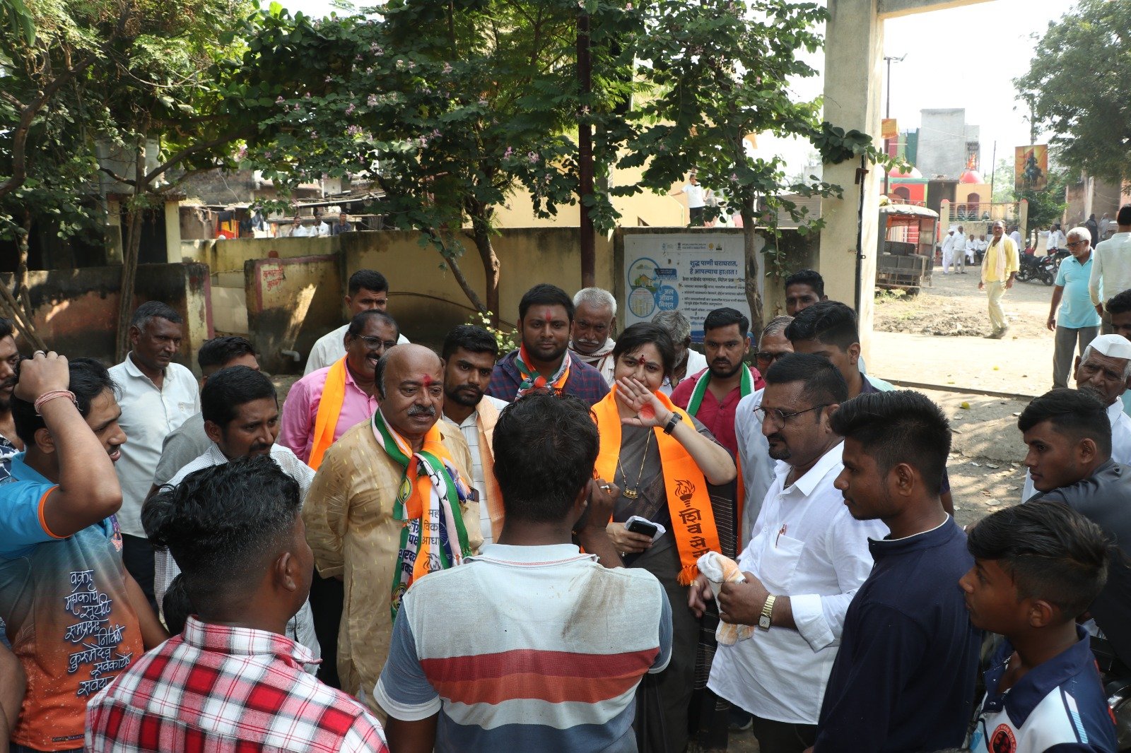 जनतेने संधी दिल्यास तालुक्यातील सर्व शेतरस्त्यांचा प्रश्न सोडविणार:- डॉ. अनिल शिंदे ग्रामीण भागात डॉ. शिंदे करतायेत शेतकऱ्यांशी विविध समस्यांवर चर्चा