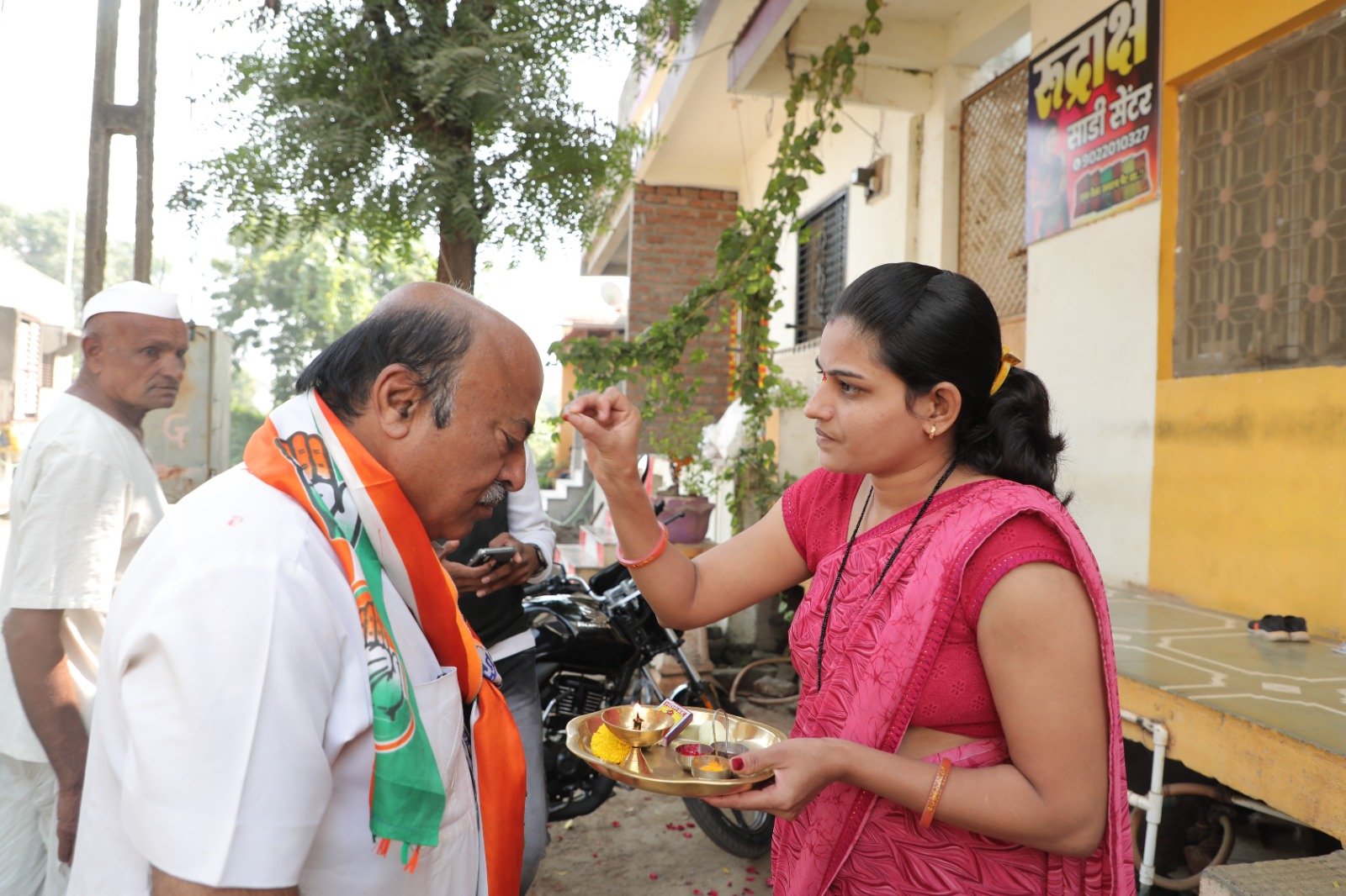 महाविकास आघाडीचे उमेदवार डॉ. अनिल शिंदे यांना ग्रामीण भागात मिळतोय उत्स्फूर्त प्रतिसाद,  ग्रामीण महिलांनी डॉक्टर शिंदे यांचा औक्षण करत दिल्या शुभेच्छा