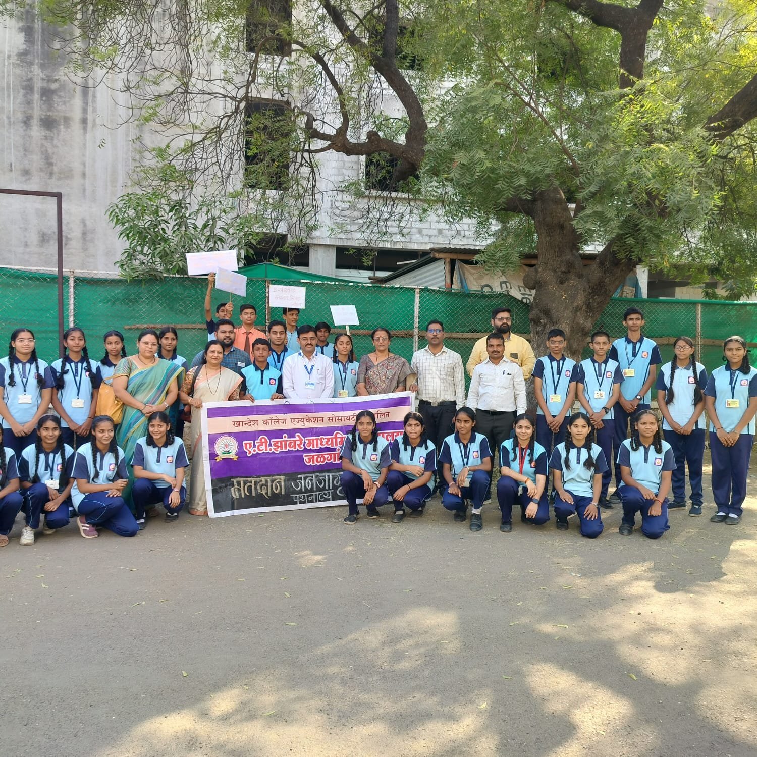 *ए.टी. झांबरे माध्यमिक विद्यालयात मतदान जनजागृती अंतर्गत रांगोळी स्पर्धा आणि पथनाट्य सादर*