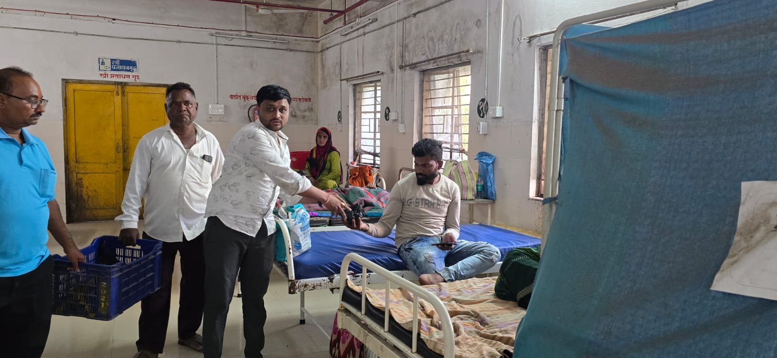 काकांच्या वाढदिवसाला ग्रामीण रुग्णालयात गरजूंना फळे वाटप  युवा उद्योजक मोन्टी साळीचा उपक्रम