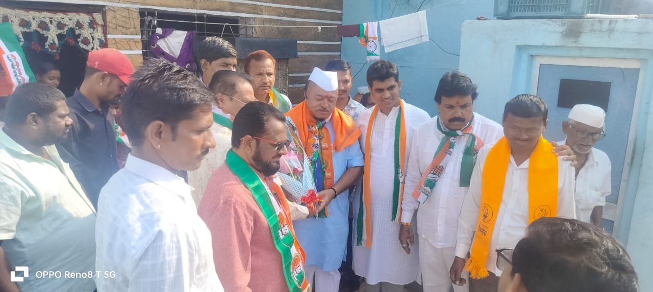 सुरेश चव्हाण यांचा काँग्रेसमध्ये प्रवेश, डॉक्टर अनिल शिंदे यांनी केला सत्कार