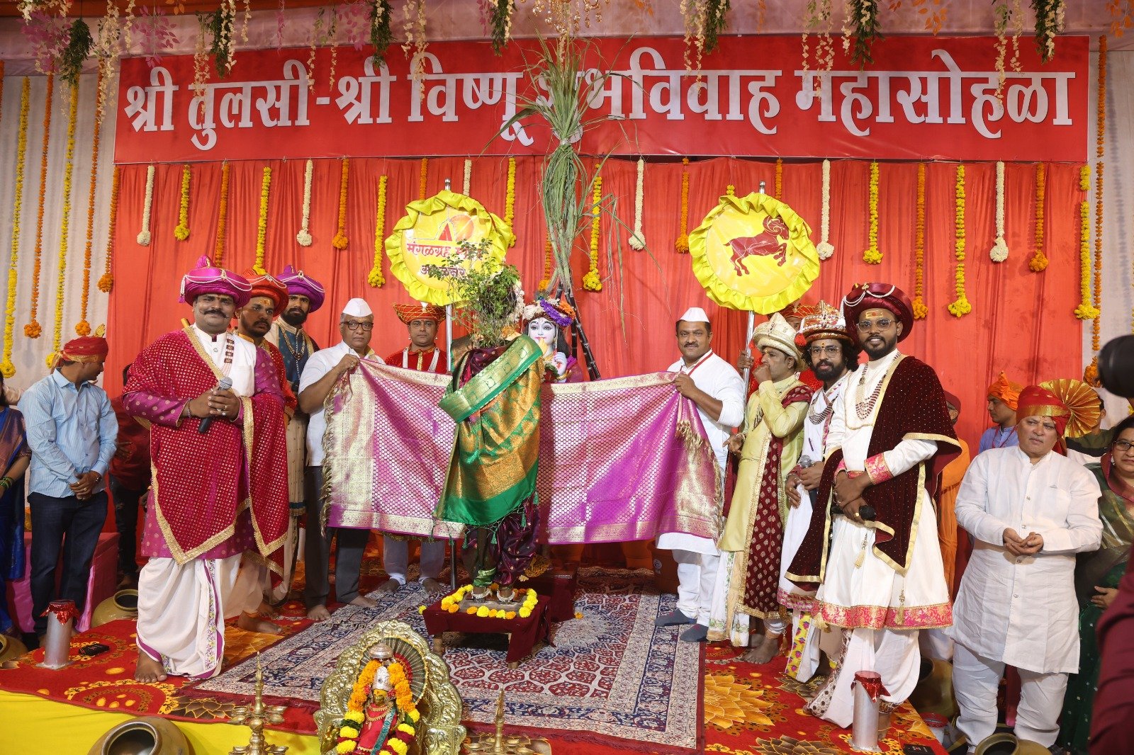 हजारो भाविकांच्या साक्षीने श्री विष्णूजी -माता श्री तुलसी विवाह महासोहळा  विविध क्षेत्रातील मानकरी : मंगळग्रह सेवा संस्थेचा पारंपरिक उपक्रम