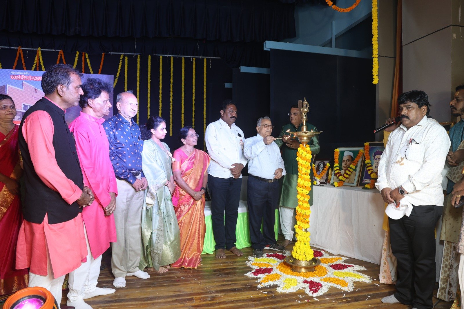 व्हॉईस ऑफ मीडिया आयोजीत ‘मंगल सुर’ गीत -संगीत -लावणी – मिमिक्री कार्यक्रमाने भरला रंग  रसिकांची भरभरून दाद : कलावंतांचा झाला भावनिक सत्कार