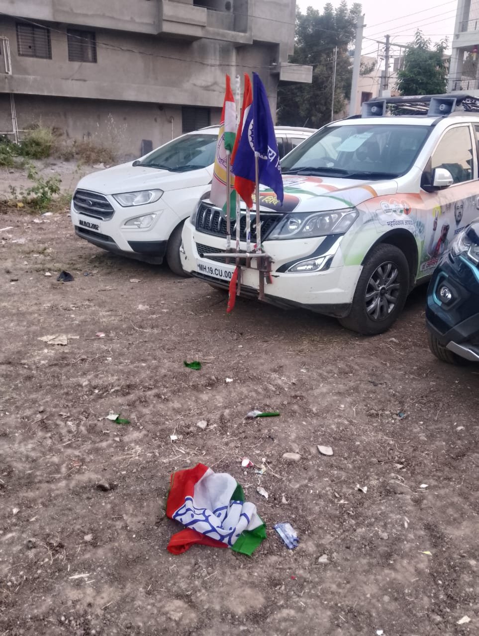 डॉ.  अनिल शिंदेच्या प्रचार वाहनावर असलेला काँग्रेसचा झेंडा तोडून फेकला,  विकासाचे मुद्दे नसल्याने विरोधकांनी गाठली खालची पातळी