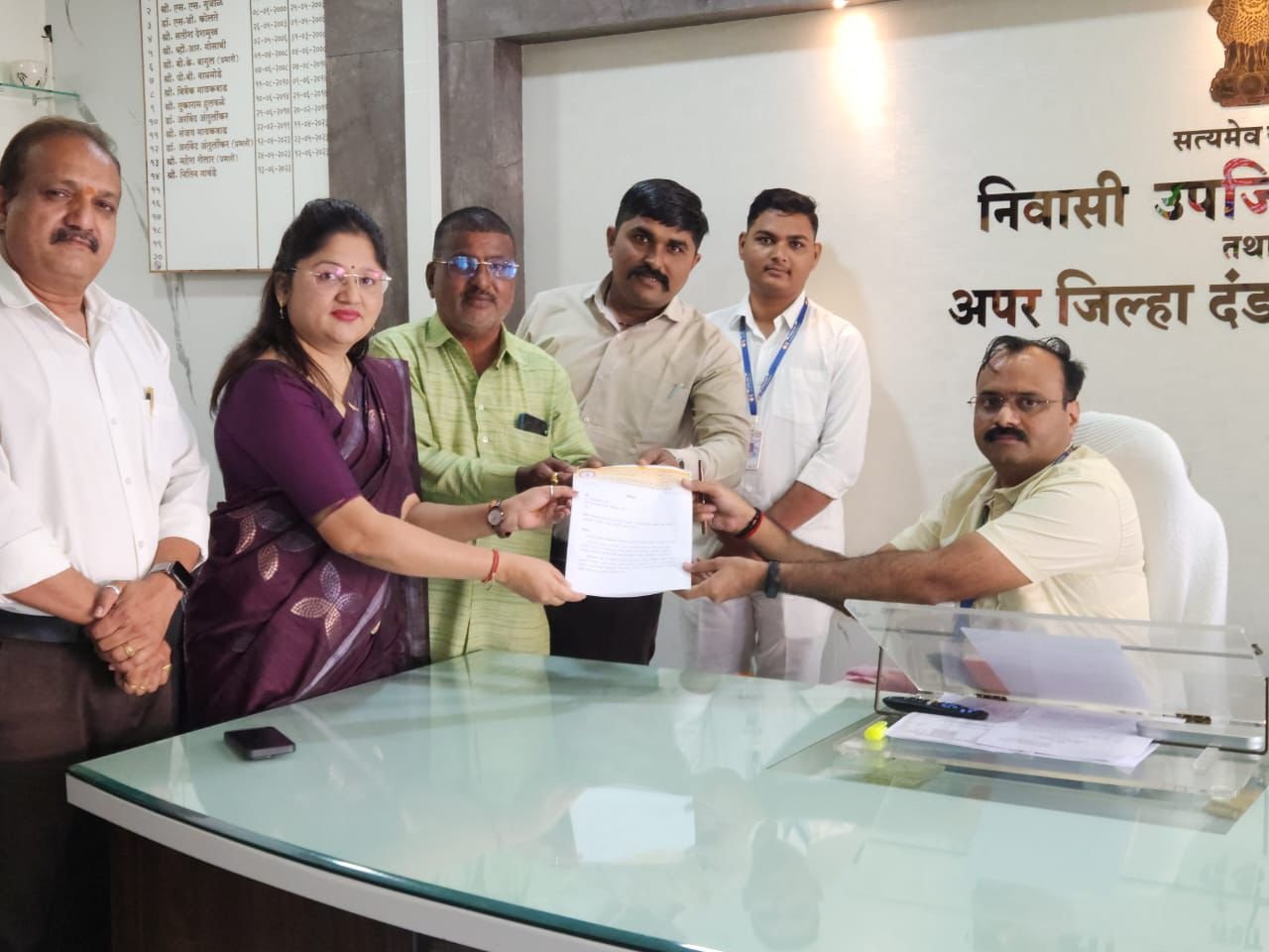 शिक्षक कर्मचाऱ्यांना निवडणुकीचे काम लावतात तश्या सुविधाही द्या!* शुभांगी पाटील यांची निवेदनाद्वारे मागणी….