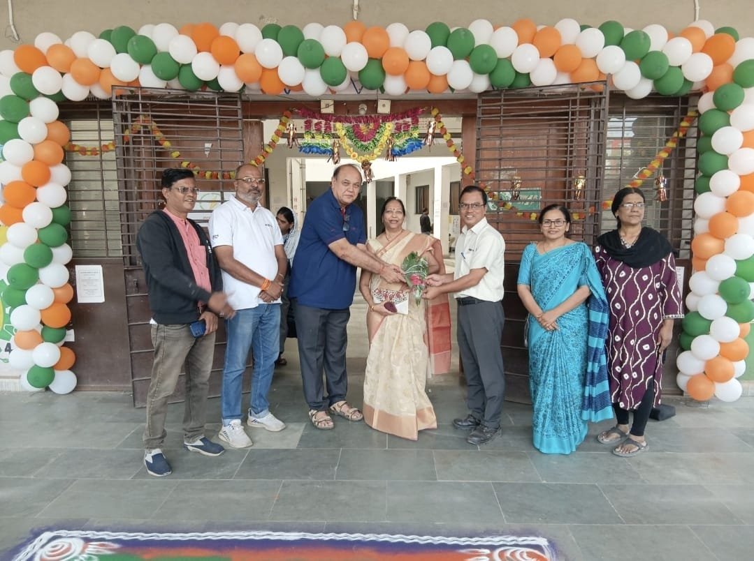 सुशोभीकरणकेलेल्या मतदान केंद्रावर मतदारांनी हक्क बजावला विप्रो कंपनी व आधार संस्थेचा सहभाग