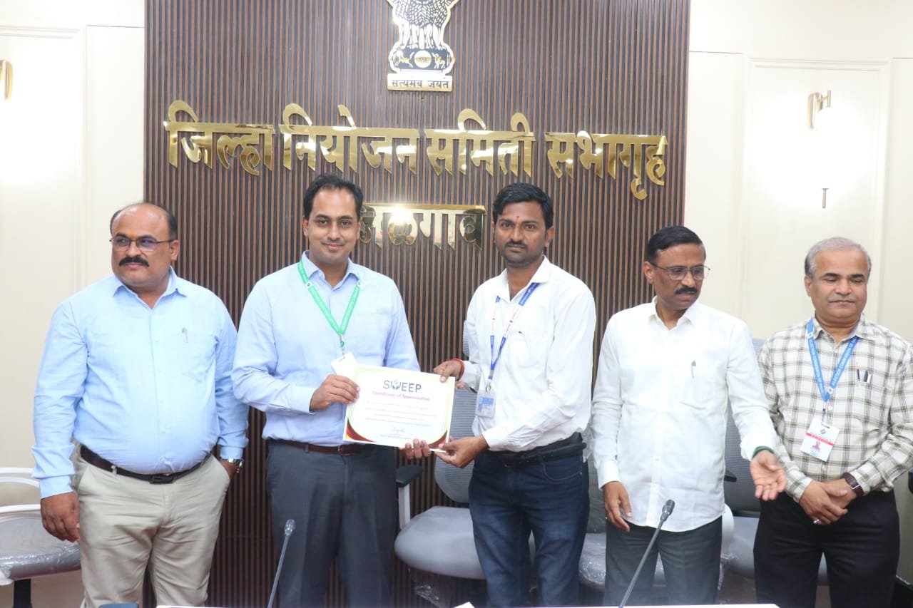 अमळनेर तालुक्यात मतदान जनजागृती करण्यासाठी विविध उपक्रम शाळामध्ये राबविण्यात आल्याबद्दल जिल्हाधिकारी यांनी केला सन्मान