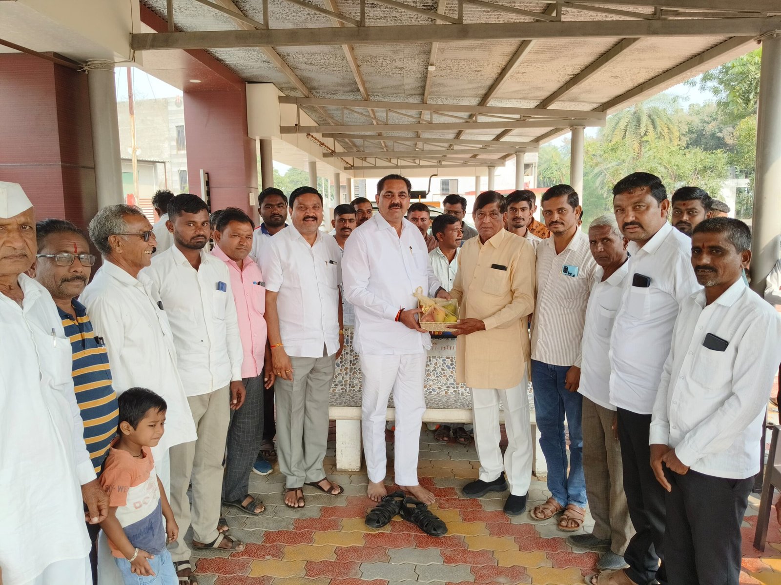 मंत्री अनिल पाटील यांनी राजवड येथे कृषिभूषण साहेबराव पाटील यांची भेट   कृषीभूषण पाटील यांनी श्रद्धेचे प्रतीक म्हणून  गजानन महाराजांचा फोटो व विटामिन युक्त फळांची दिली भेट