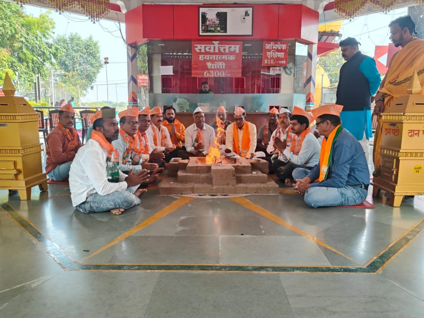 मुख्यमंत्रीपदी देवेंद्र फडणवीस विराजमान व्हावेत, अमळनेर भाजपा कार्यकर्त्यांचा श्री मंगळग्रह मंदिरात अभिषेक