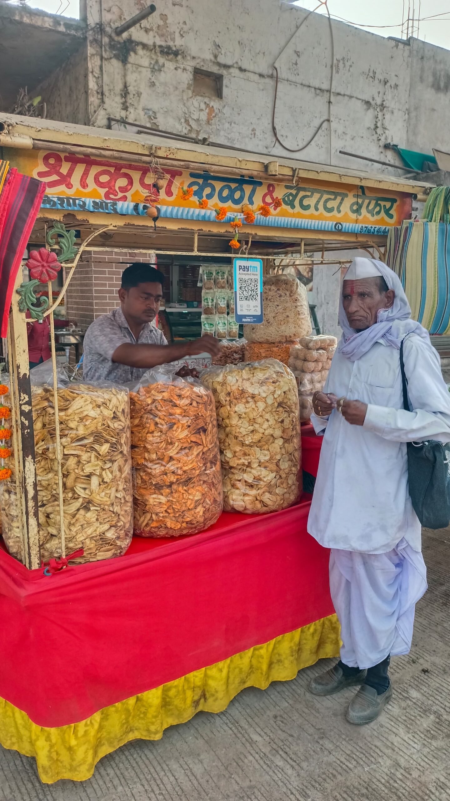 “जीवनातील संघर्ष आणि प्रामाणिकतेचे बळ:  किशोर भोईने खात्यावर आलेले पाच लाख रुपये केले परत  अमळनेर तालुक्यात त्याचे होत आहे सर्वत्र अभिनंदन..!!