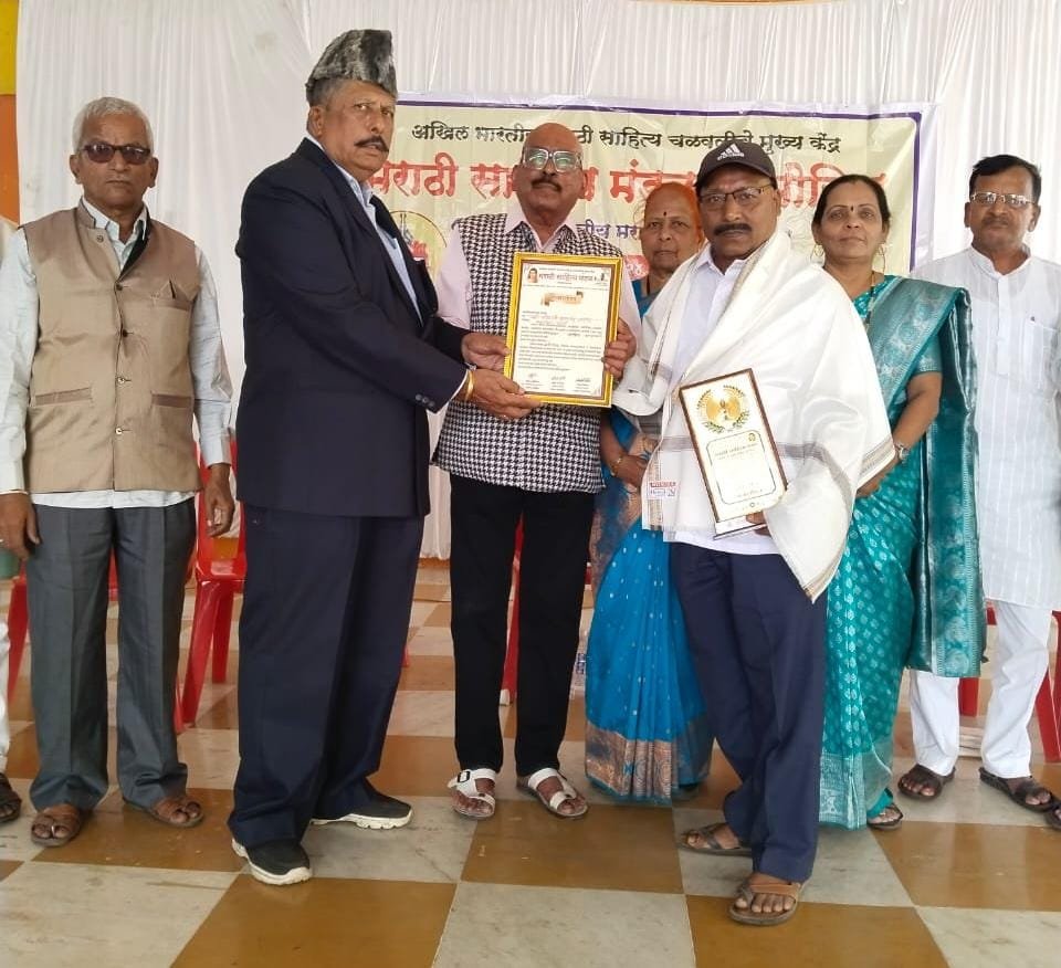 गुराखी ग्रामीण कथासंग्रहाचे लेखक प्रा. संभाजी लावंड यांना राज्यस्तरीय सावित्रीबाई फुले साहित्य भूषण पुरस्काराने सन्मानित.