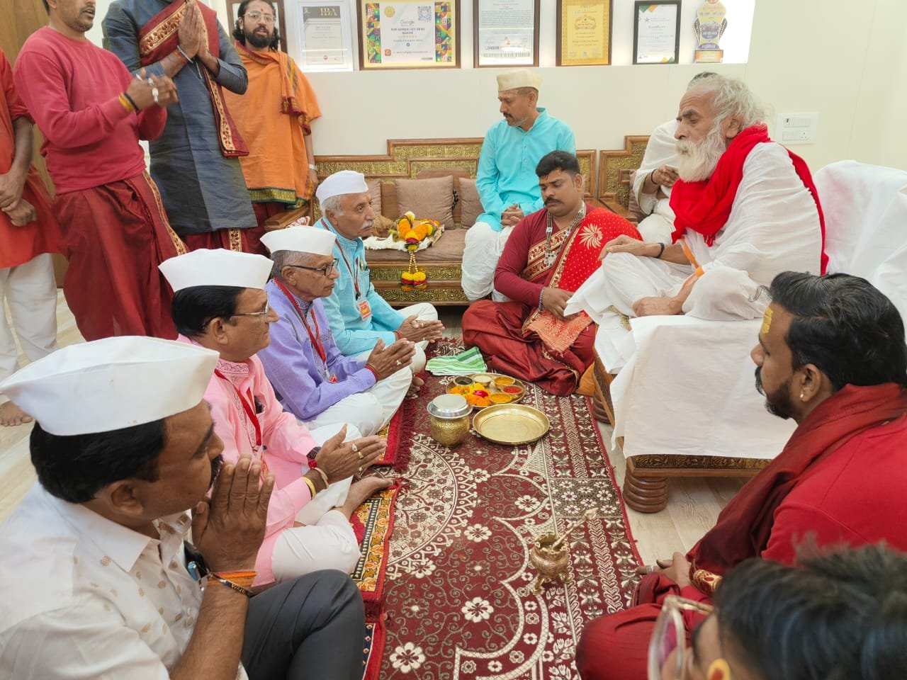 जगद्गुरु रामानंदाचार्य पुरस्कृत गणेश्वर शास्त्री द्रविड यांची श्री मंगळ ग्रह मंदिराला सदिच्छा भेट  संस्थेच्या विश्वस्थांकडून पाद्यपूजन