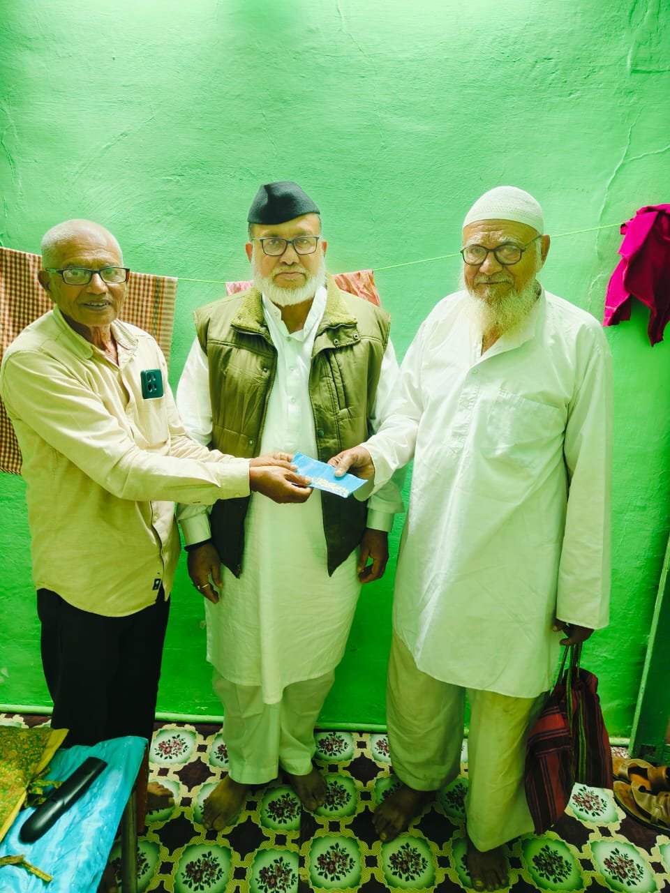 एल बी फाऊंडेशनचा अमळनेर येथील गरीब व गरजु कुटुंबाला मदतीचा हात.