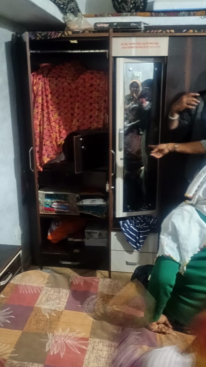 दहिवद येथे भर दिवसा घरपोडी…  पाच घर फोडून चोरट्यांनी लाखो रुपयांचा ऐवज लुटला  चोरट्यांना पकडणे पोलिसांसमोर आव्हान