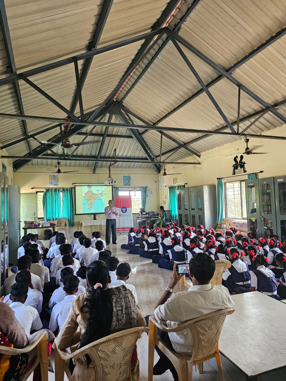 टार्गेट पब्लिकेशन्सद्वारे के. जे. सोमय्या माध्यमिक विद्यालयातील आदिवासी विद्यार्थ्यांसाठी कार्यशाळेचे आयोजन