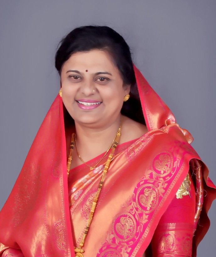 ज्ञान आणि संस्कारांच्या संगमातील प्रेरणादायी व्यक्तिमत्व!  तडफदार हक्काचे महिला नेतृत्व सुषमाताई देसले पाटील