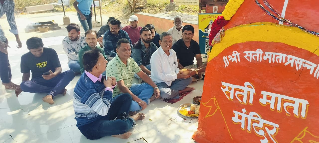 आ.अनिल पाटलांना मंत्रिपद मिळावे म्हणून घातले सती मातेला साकडे  अमळनेर मतदारसंघाच्या विकासासाठी न्यू प्लॉट परिसरातील सती माता भक्तांनी मानला नवस