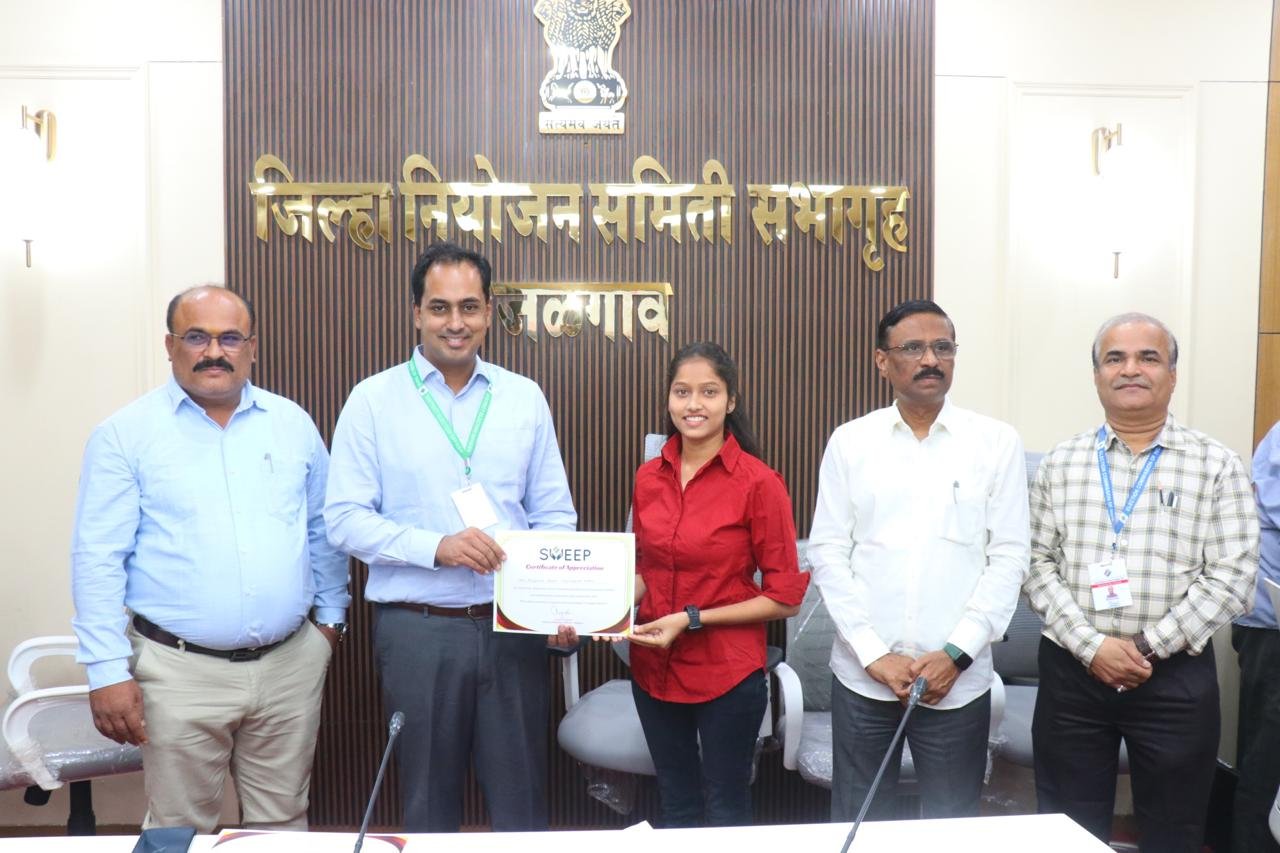 मतदानाचे रेडिओ माध्यमातून जनजागृती करताना जिल्हाधिकारी आयुष प्रसाद यांनी प्रियंका बारी यांचे गौरव