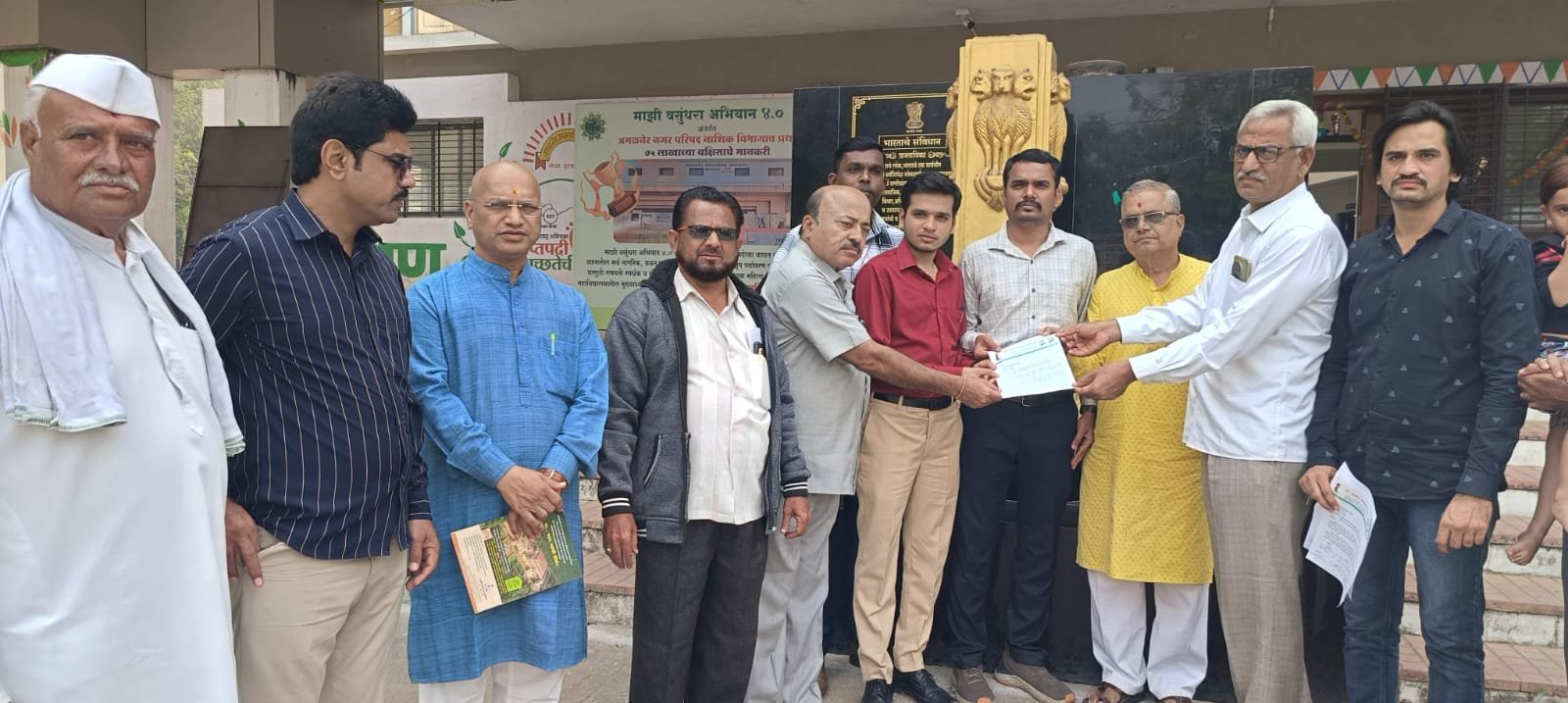 अमळनेर नगर परिषदेला नियमित पाणीपट्टी भरणाऱ्यांना शेकडा दोन टक्के व्याज दर महिन्याला आकारू नका,  नगरपरिषदेच्या मुख्याधिकारी यांच्यामार्फत निरिक्षक यांना निवेदन