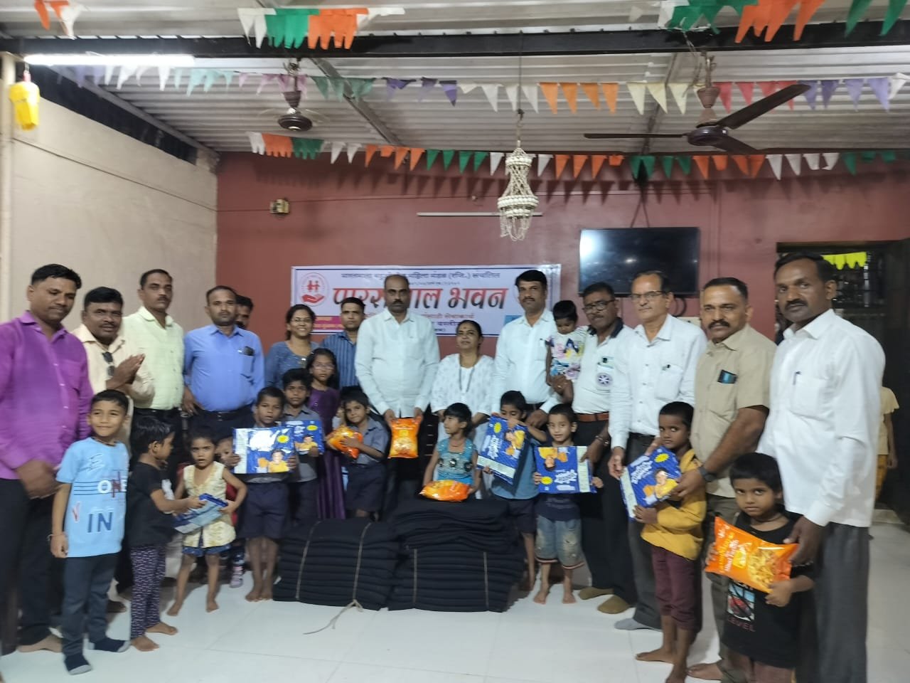 आर एस पी शिक्षक संतोष हंडाळ यांच्या वाढदिवसानिमित्त पारस बालभवन मध्ये ब्लॅंकेट व मिष्टान्न भोजन वाटप, मानव सेवा हीच खरी ईश्वर सेवा ग्रुपचे समाजकार्य उल्लेखनीय -संगिता गुंजाळ*