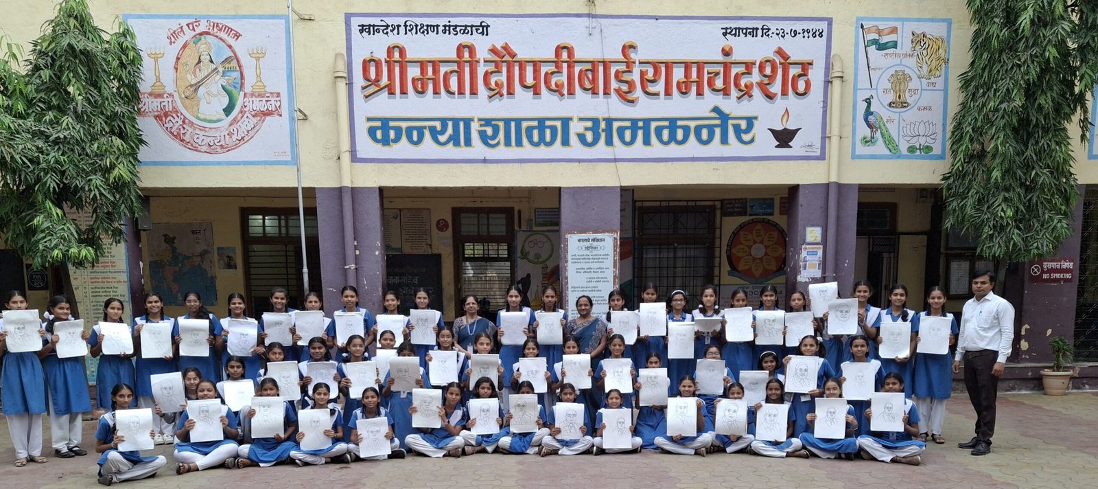 महापरिनिर्वाण दिनी डि.आर.कन्या शाळेत विद्यार्थिनींनी काढले महामानवाचे व्यक्ति चित्र