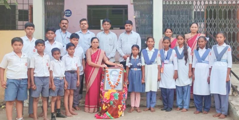 महात्मा फुले हायस्कूल येथे ज्ञानाच्या अथांग सागरास अभिवादन !…  पुस्तकांसाठी घर बांधणारे एकमेव व्यक्तिमत्व म्हणजे बाबासाहेब !… – पी डी पाटील