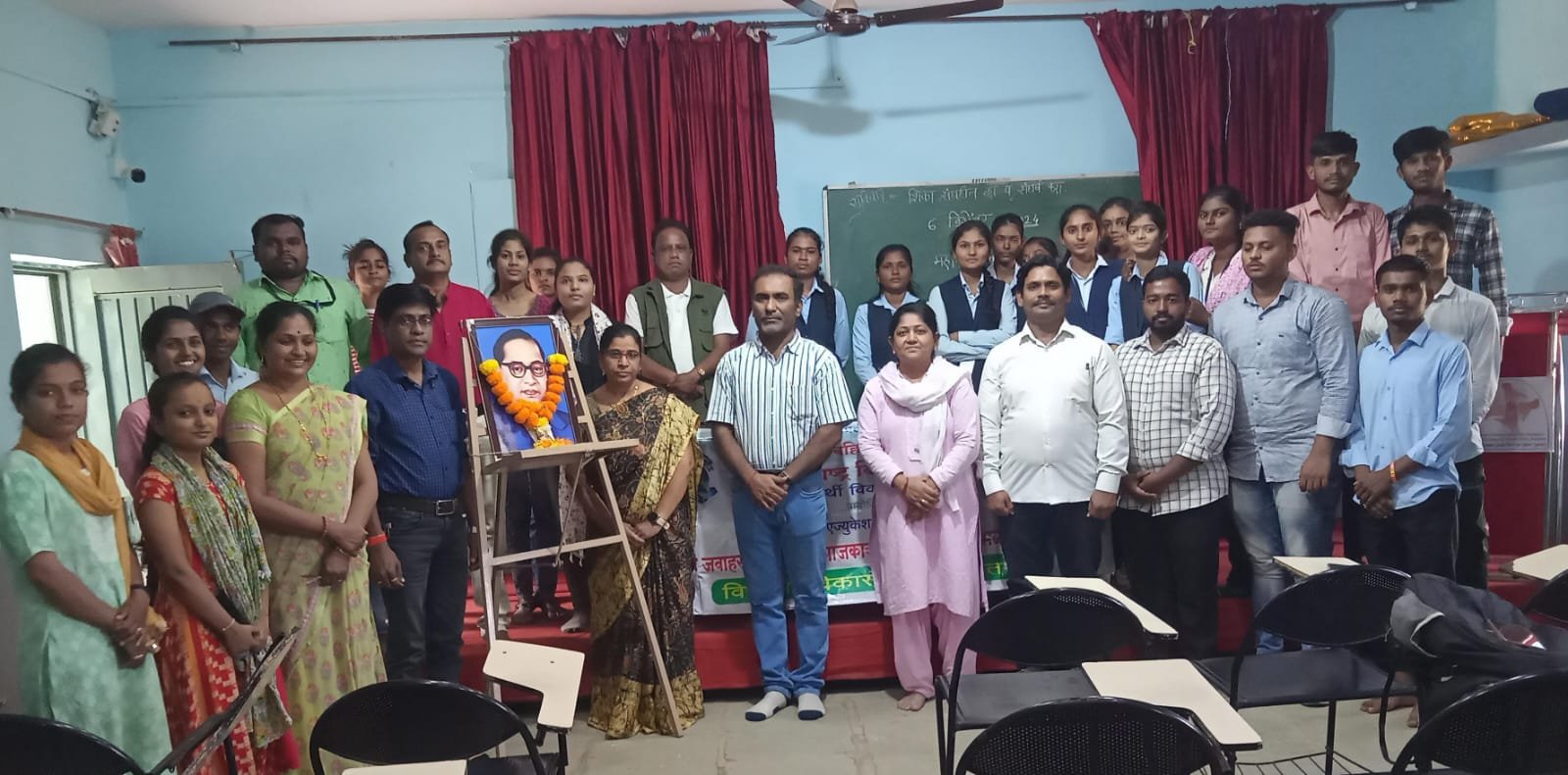 समाजकार्य महाविद्यालय अमळनेर येथे महामानवाला अभिवादन